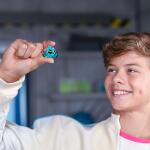 Moose Toys MrBeast Lab Swarms Figuren 2er Blind Pack (im Thekendisplay) - Inhalt: 12 Stück