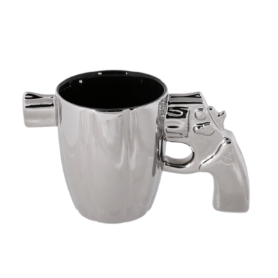 OOTB Silberfarbener Becher mit Revolvergriff