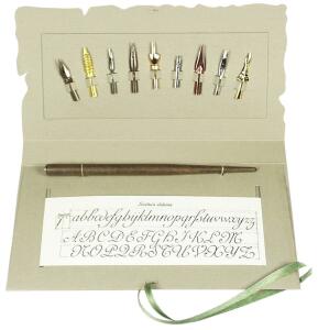 Rubinato Schreibfedern auf Museumskarton mit Federhalter und Schriftvorlage 1 Stück