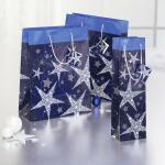 SIGEL GT026 Geschenktasche SIGEL klein - blau - Sterne - mit Bodeneinlage, Geschenkanhänger und farblich abgestimmten Tragekordeln - Glanzkarton, Kunststoff - 17 x 23 x 9 cm
