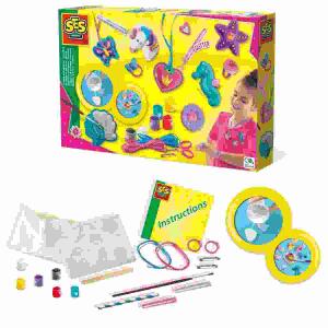 Gießen und anmalen  Glitter Schmuck, Gießform für Schmuck, Gipspulver (300 g),, Pinsel, Plakatfarbe in 6 Farben, 2 Broschen-Nadeln,, 2 Ringe, 1 Papierstrohhalm, Spachtel,, Bänder in pink und blau,, Glitzer gilber, Glitzer pink, Anleitung,, SES