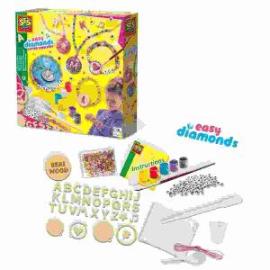 easy diamonds Buchstaben  Schmuck, Holzanhänger und Holzbuchstaben, 200 Buchstaben-Perlen,, Bunte Glasperlen (Mix), Elastisches Band, Glitzerpuder,, Messbecher, Pipette, Messlöffel, Plakatfarbe in 6 Farben,, Pinsel, Anleitung,, SES